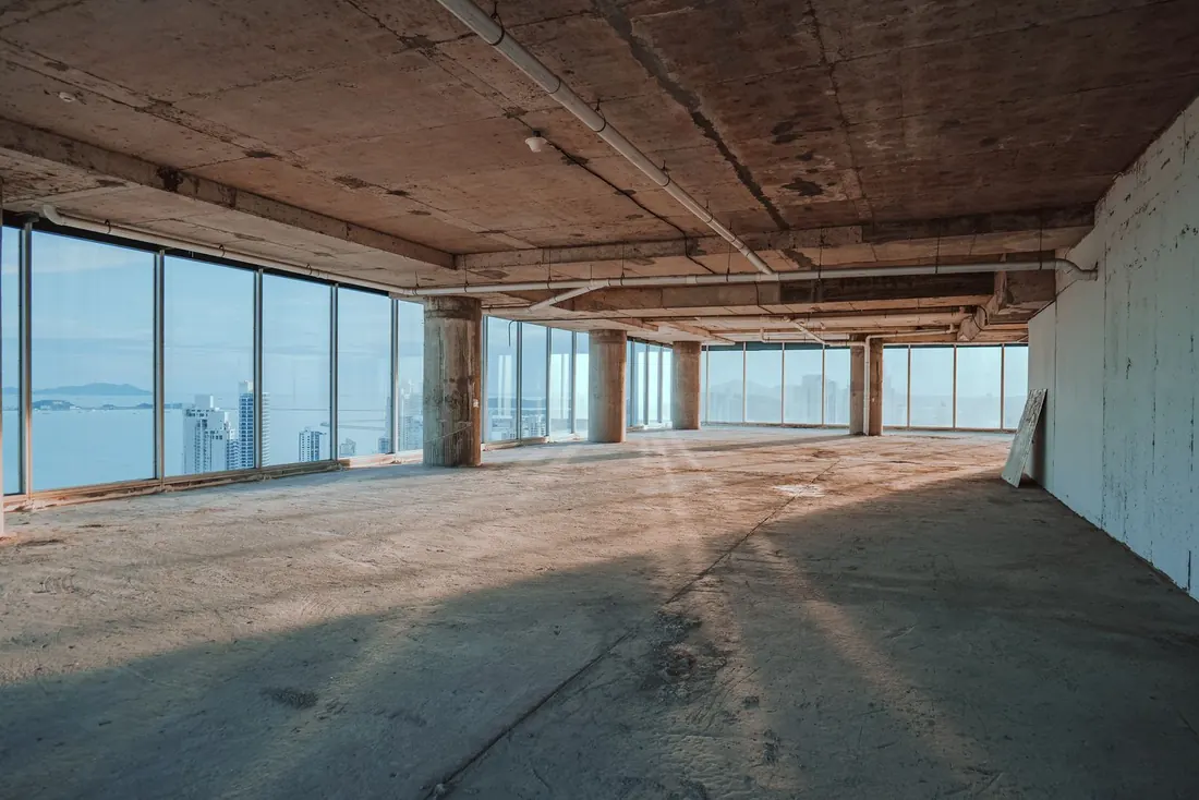 Emptied floor with the glass cleaned and nothing left in the room